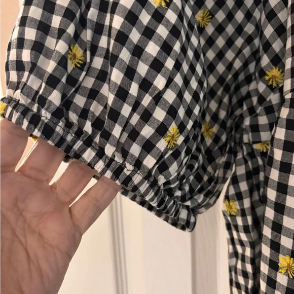 Old Navy Black and White Puff Sleeve Smocked Blouse - Picture 4 of 5